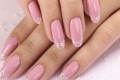 Manicure z różowym lakierem